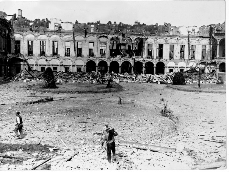 La Ca'Granda dopo i bombardamenti del 1943